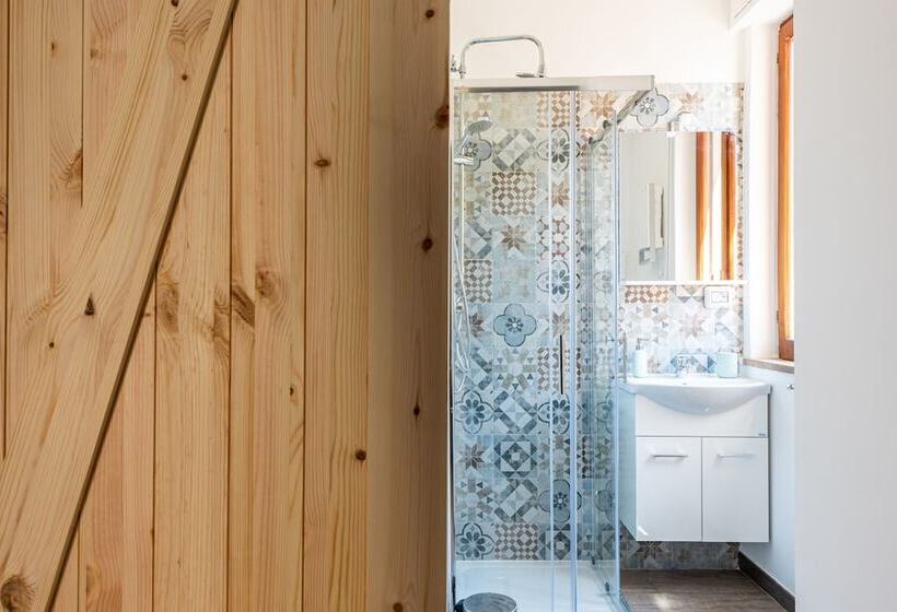 חדר דלוקס לארבעה, Baris Central Station