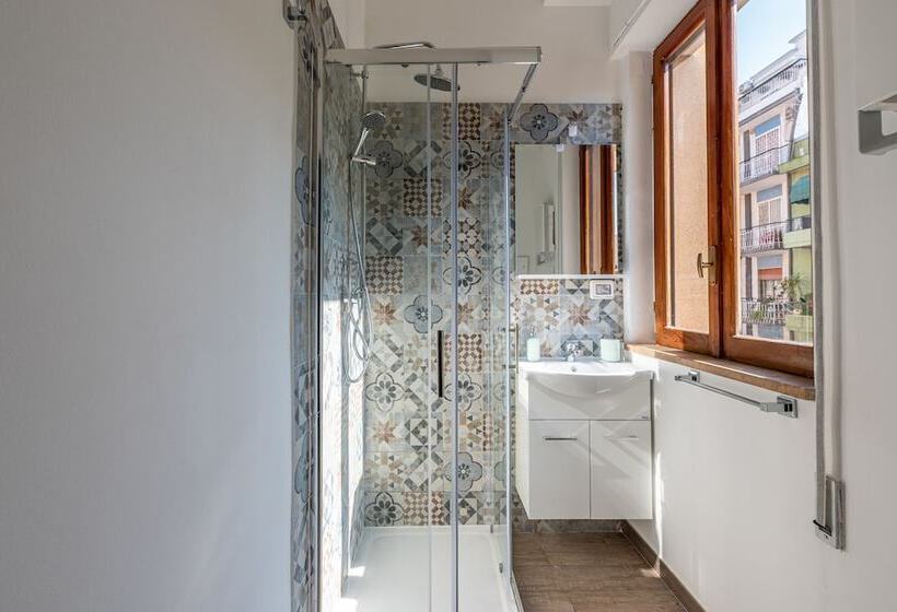 חדר דלוקס לארבעה, Baris Central Station