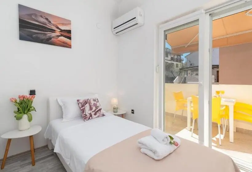 اتاق استاندارد سه تخته با بالکن, Aldino Rooms