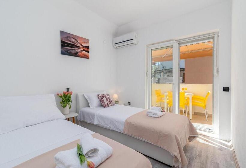 Quarto Triplo Standard com Balcão, Aldino Rooms