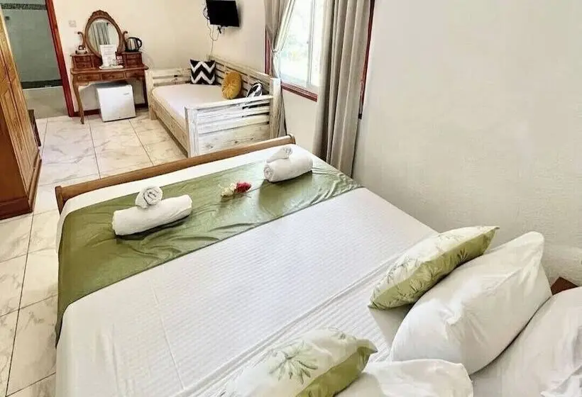 اتاق ساده سه‌ نفره, Lucy's Guesthouse