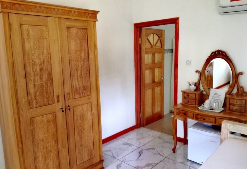 اتاق ساده سه‌ نفره, Lucy's Guesthouse