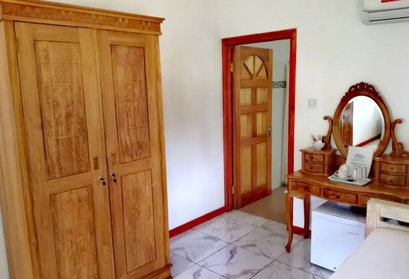 اتاق ساده سه‌ نفره, Lucy's Guesthouse