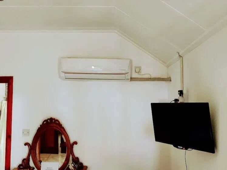 اتاق ساده سه‌ نفره, Lucy's Guesthouse