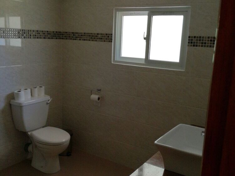 اتاق ساده سه نفره, Lucy's Guesthouse