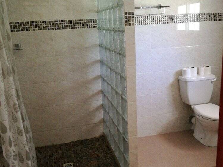 اتاق ساده سه نفره, Lucy's Guesthouse