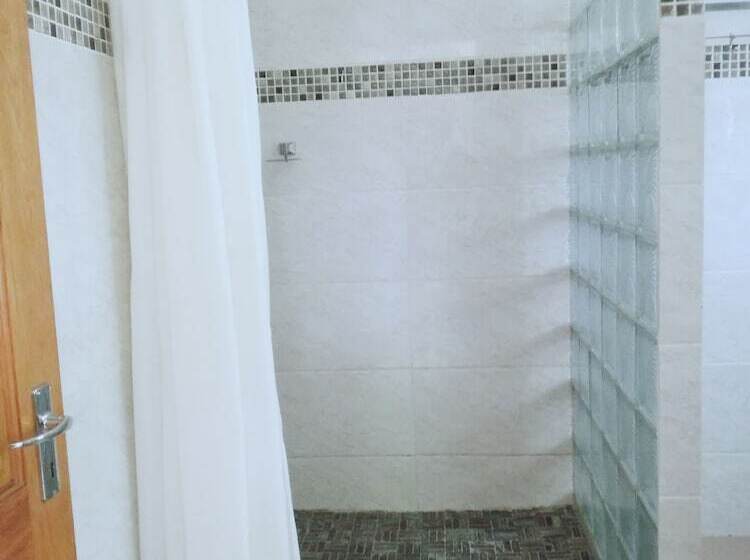 اتاق ساده سه نفره, Lucy's Guesthouse