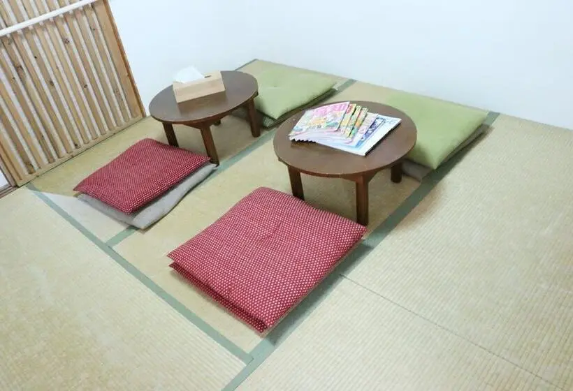 Vuode Makuusalissa, Harimayabashi Guest House