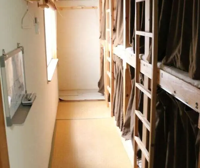 Vuode Makuusalissa, Harimayabashi Guest House