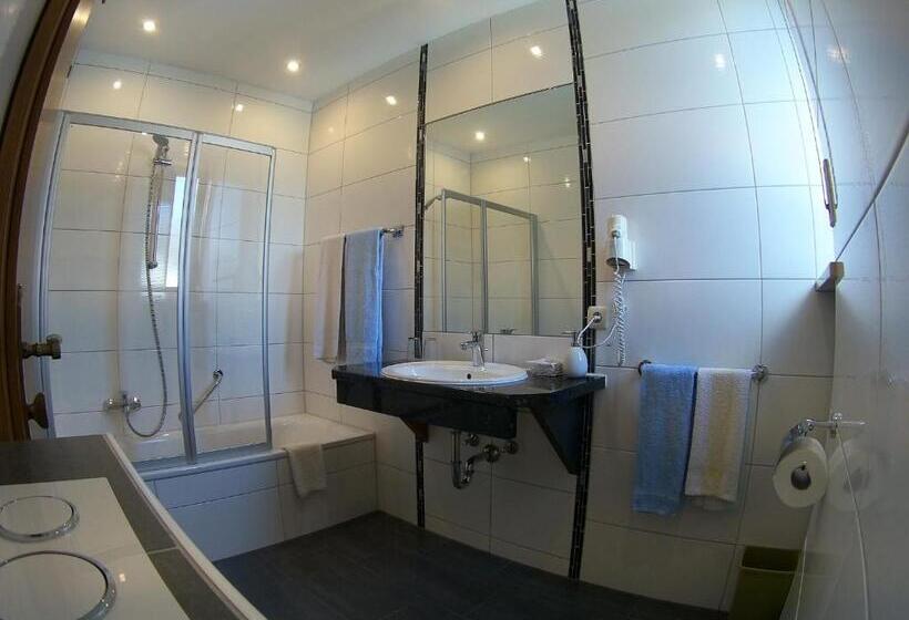 スタンダードトリプルルーム, Rothsee