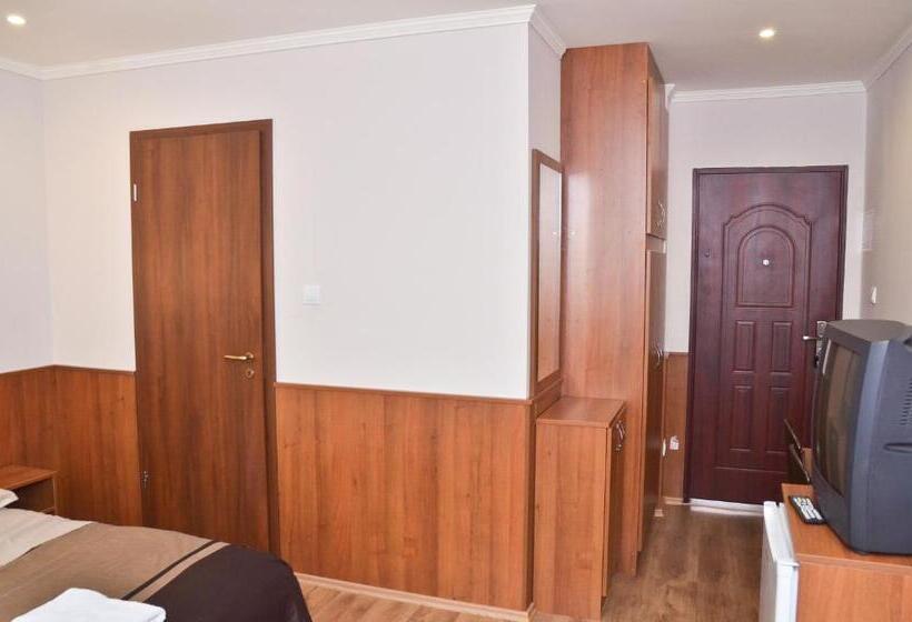 חדר סטנדרט לשלושה, Média Panzió és Apartmanház