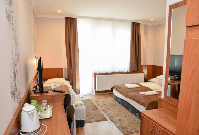 חדר סטנדרט לשלושה, Média Panzió és Apartmanház