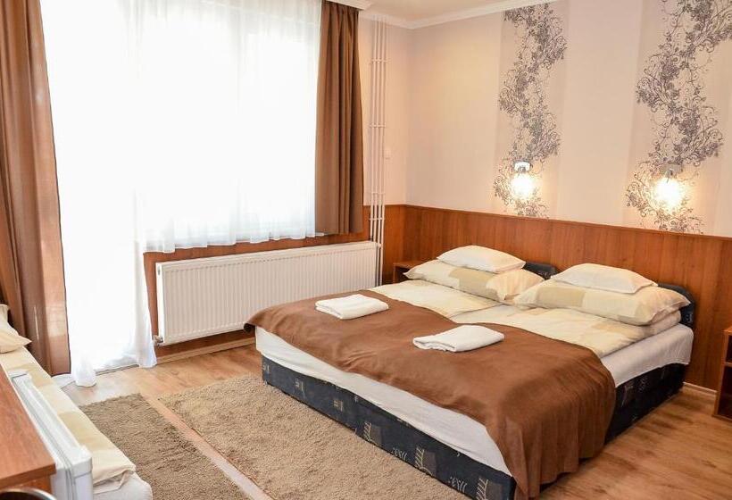 חדר סטנדרט לשלושה, Média Panzió és Apartmanház