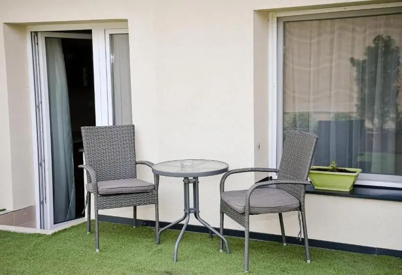 スタンダードスタジオ, Média Panzió és Apartmanház