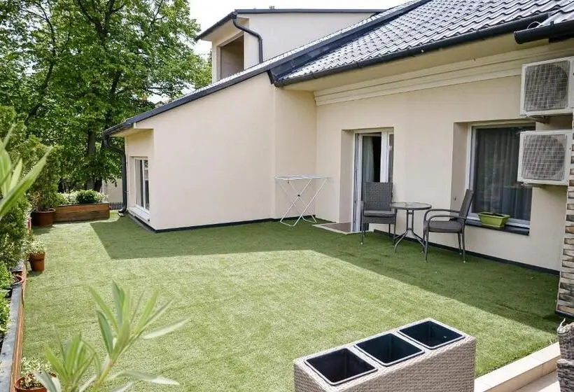 スタンダードスタジオ, Média Panzió és Apartmanház