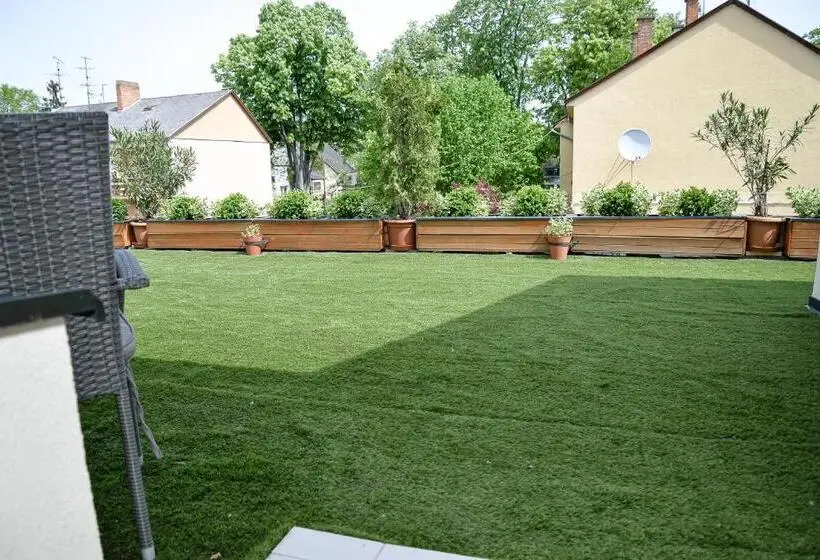 スタンダードスタジオ, Média Panzió és Apartmanház