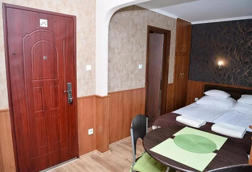 スタンダードスタジオ, Média Panzió és Apartmanház