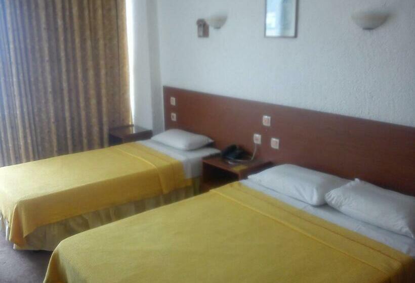 غرفة قياسية ثلاثية مزودة بشرفة, Oscar