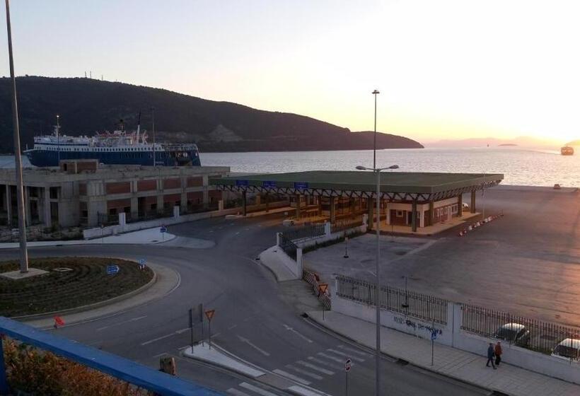 غرفة قياسية ثلاثية مزودة بشرفة, Oscar