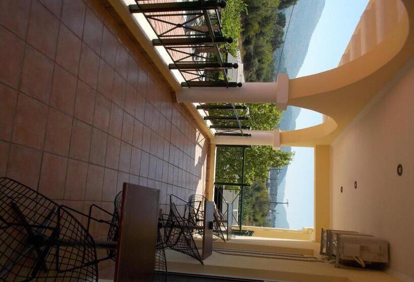 غرفة قياسية, The Village