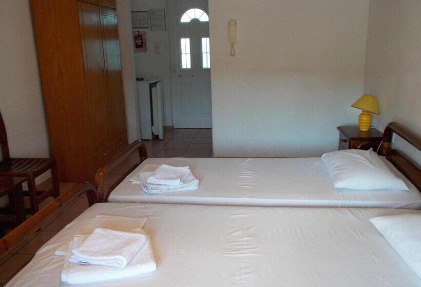 غرفة قياسية, The Village