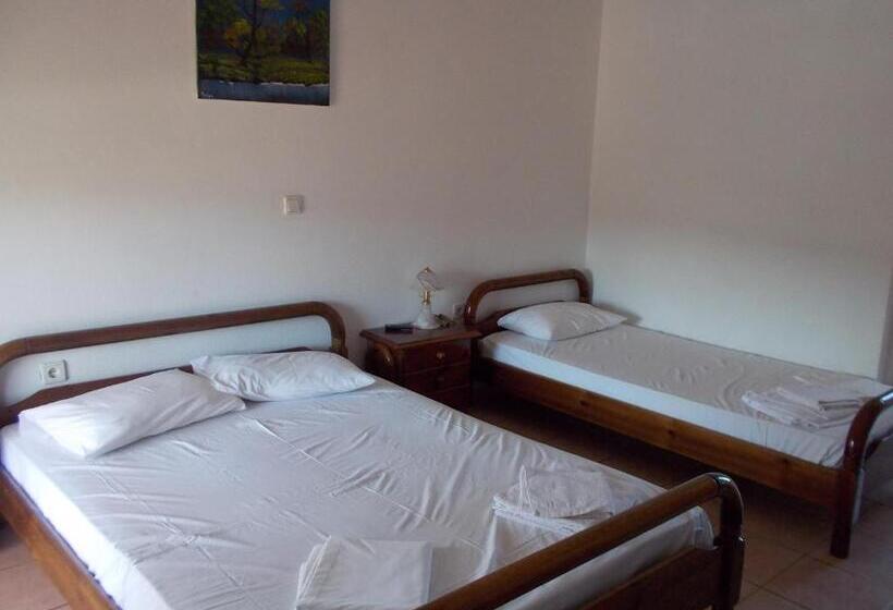 غرفة قياسية ثلاثية, The Village