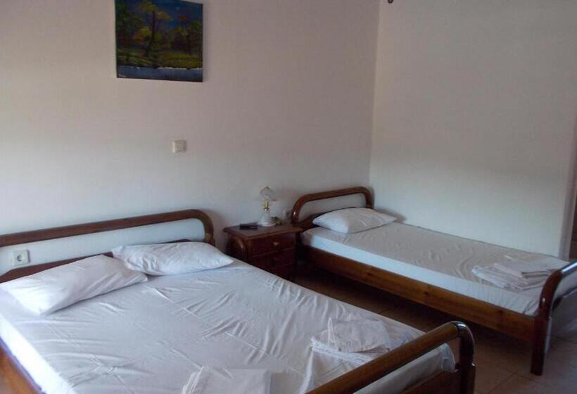 غرفة قياسية ثلاثية, The Village