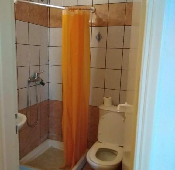 غرفة قياسية, The Village