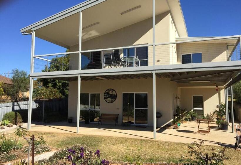 شقة غرفتين, Lyreen's Apartment