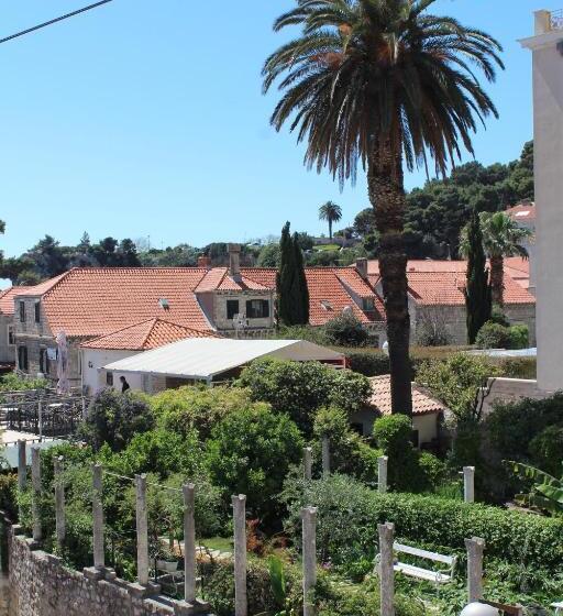 اتاق استاندارد سه تخته با سرویس بهداشتی مشترک, Guest House Gugily