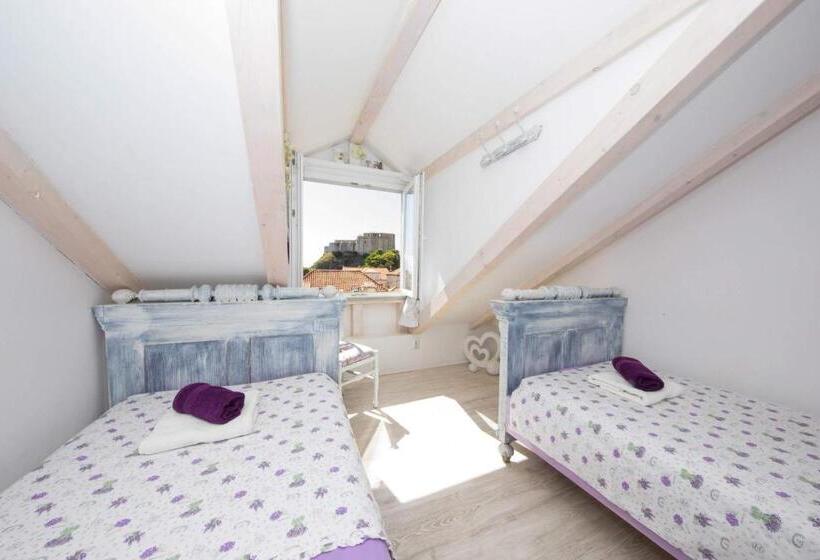 آپارتمان 3 خوابه با چشم‌انداز دریا, Guest House Gugily