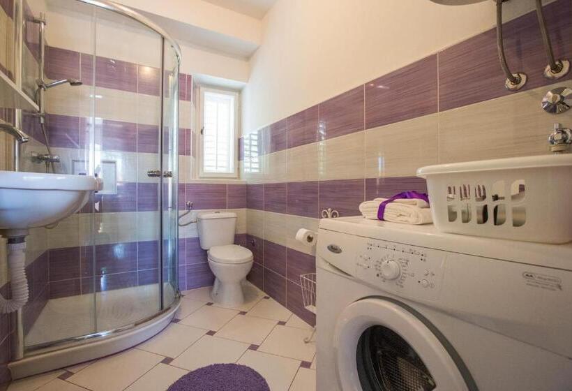 اتاق استاندارد سه تخته با سرویس بهداشتی مشترک, Guest House Gugily