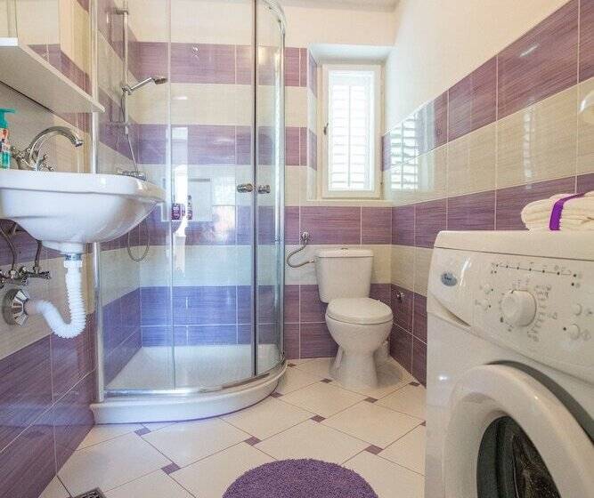 اتاق استاندارد یک تخته با سرویس بهداشتی مشترک, Guest House Gugily