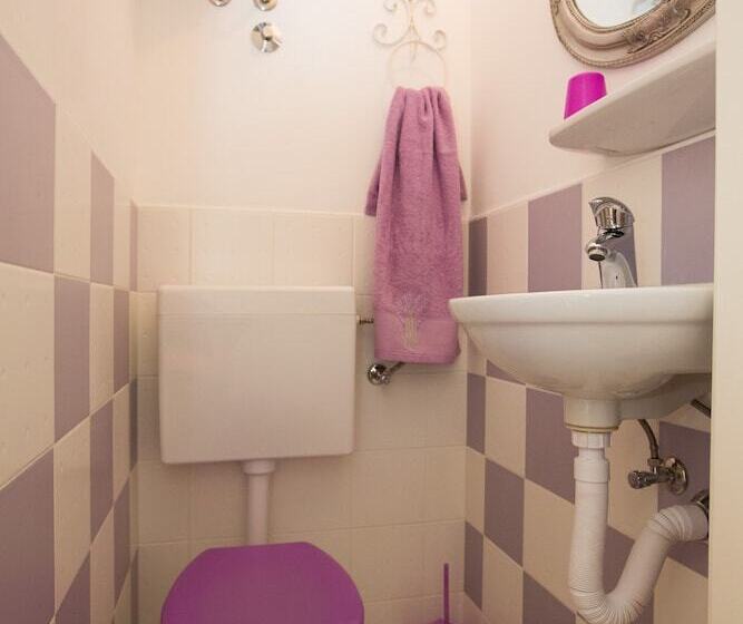 اتاق استاندارد سه تخته با سرویس بهداشتی مشترک, Guest House Gugily