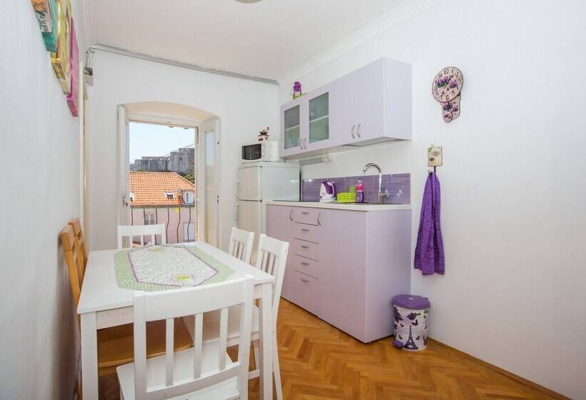 اتاق استاندارد با سرویس بهداشتی مشترک, Guest House Gugily