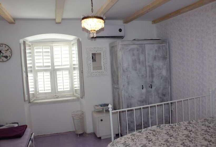 اتاق استاندارد سه تخته با سرویس بهداشتی مشترک, Guest House Gugily