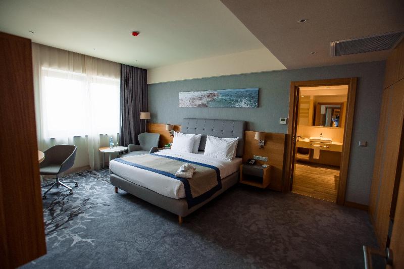 キングサイズベッドのスイートルーム, Holiday Inn   Aktau   Seaside, An Ihg