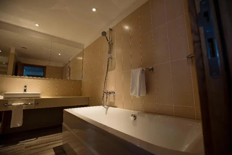 سوئیت با تخت بزرگ, Holiday Inn Aktau Seaside, An Ihg