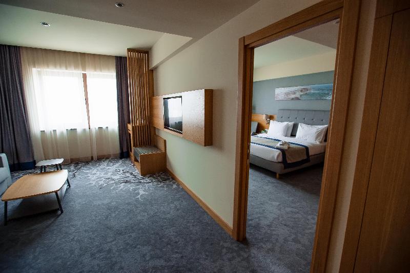 キングサイズベッドのスイートルーム, Holiday Inn   Aktau   Seaside, An Ihg