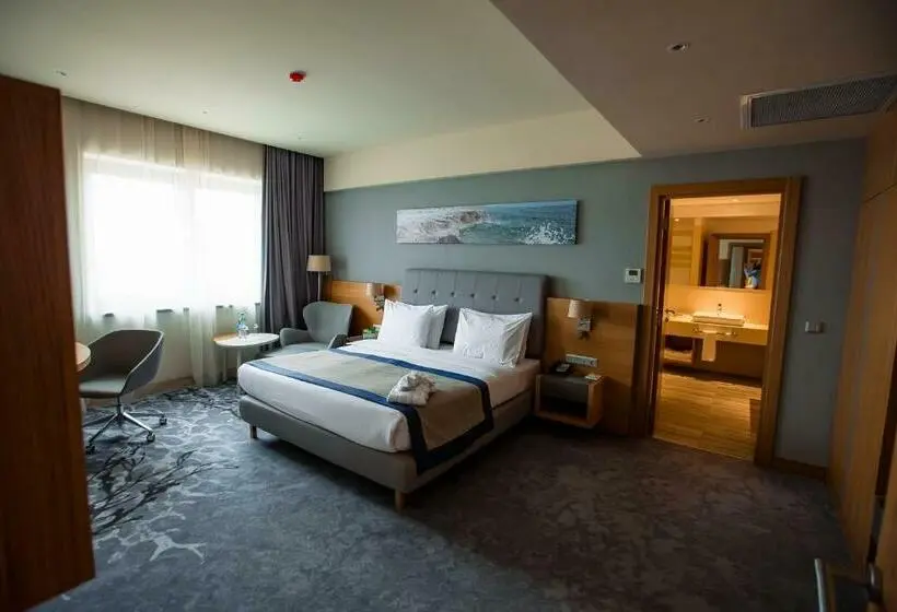 سوئیت با تخت بزرگ, Holiday Inn Aktau Seaside, An Ihg