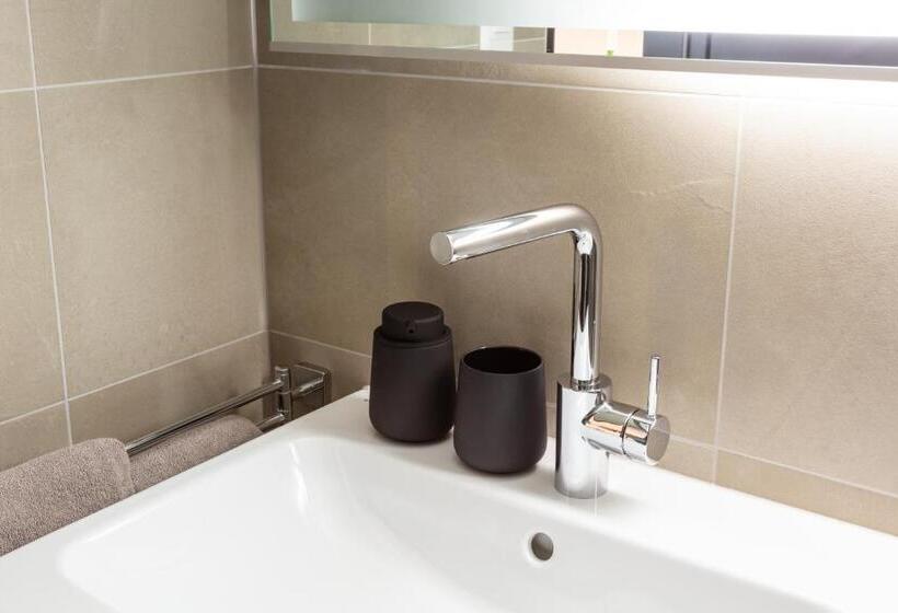 带大床的标准间, Lo! Im Kreuz Jona