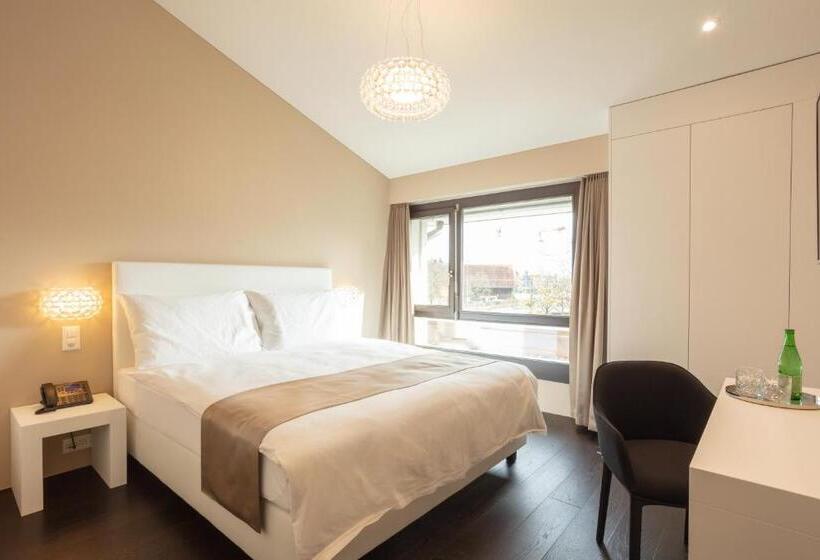 带大床的标准间, Lo! Im Kreuz Jona