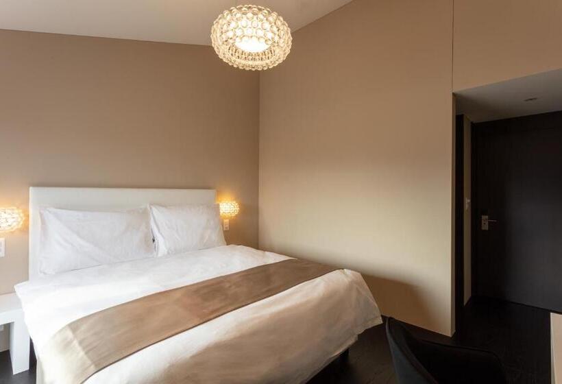 带大床的标准间, Lo! Im Kreuz Jona