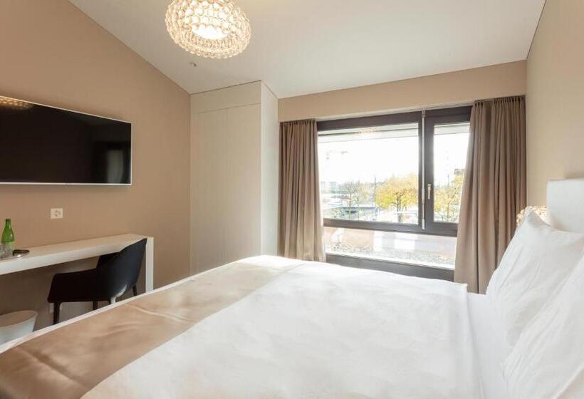 带大床的标准间, Lo! Im Kreuz Jona