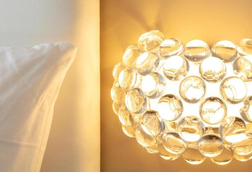 带大床的标准间, Lo! Im Kreuz Jona