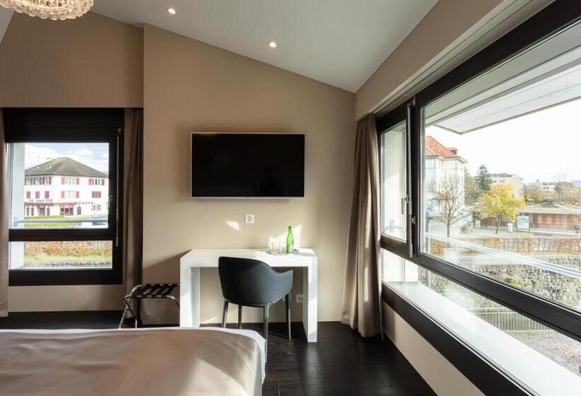 带大床的标准间, Lo! Im Kreuz Jona