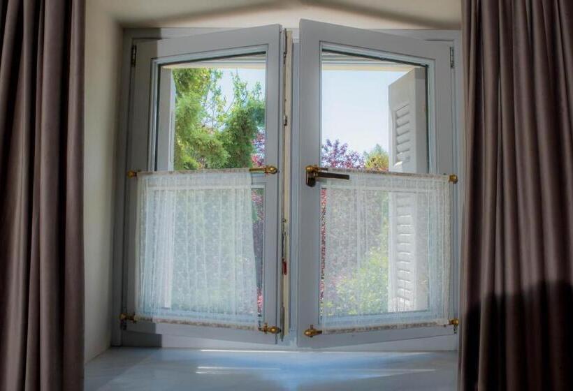 سوییت لوکس, Kyria Boutique House