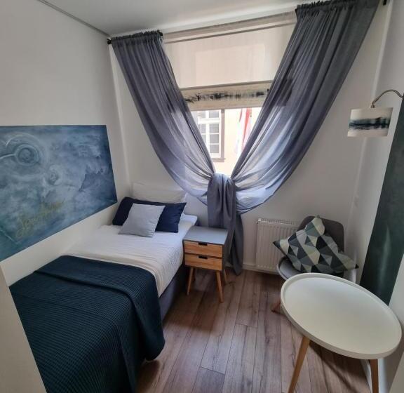 标准单人间, Zur Post