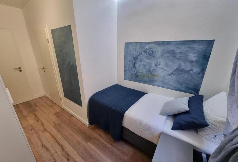 标准单人间, Zur Post