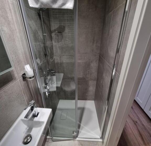 标准单人间, Zur Post